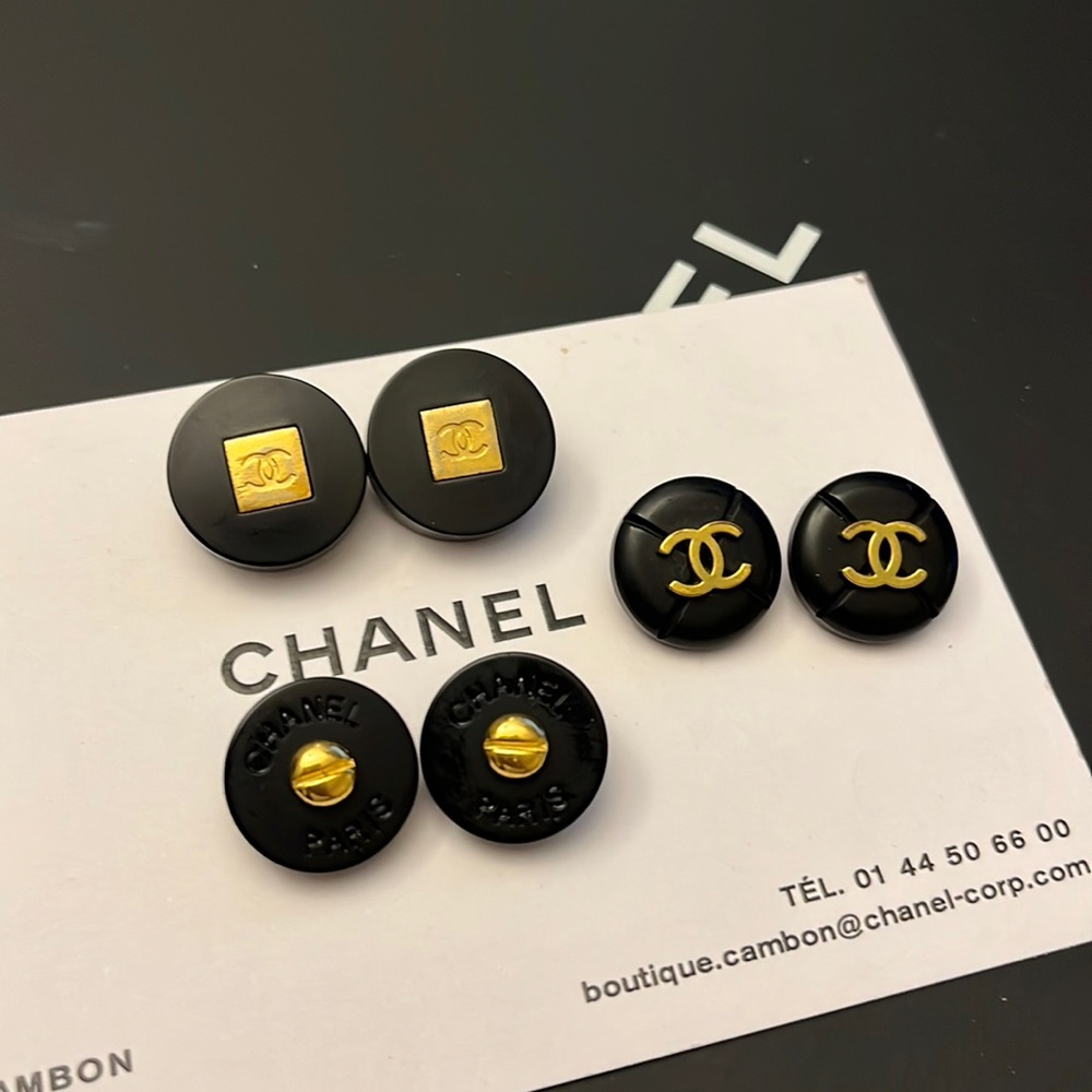 SOLD💔 AUTHENTIC!! Lot Of 6 Chanel Vintage CC Buttons Gold Black 1990s